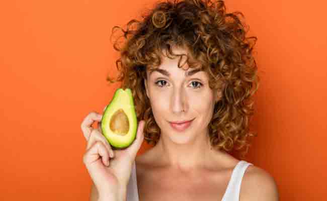 كيف تعيدين الترطيب والمرونة إلى الشعر المصبوغ…؟