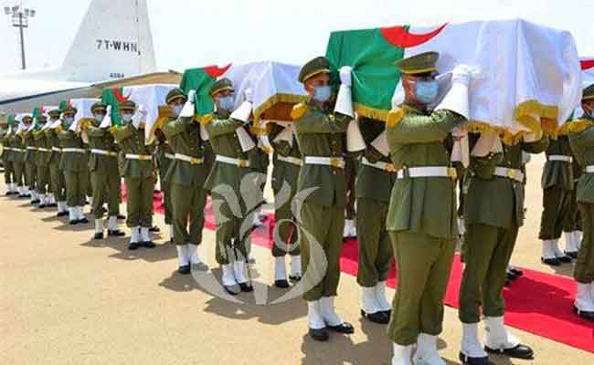 عودة رفات 24 شهيدا و مقاوما جزائريا للاستعمار الفرنسي لمطار هواري بومدين الدولي إلى أرض الوطن