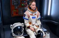 هيلاري سوانك في أول رحلاتها الى الفضاء مع نتفليكس...