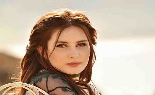 كنزة مرسلي تروج لجديدها “غلطة زمان” قبل طرحها بأيام…