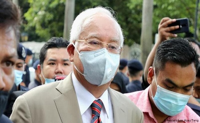 الحكم على رئيس وزراء ماليزيا بالسجن 12 عاما وغرامة 50 مليون دولار