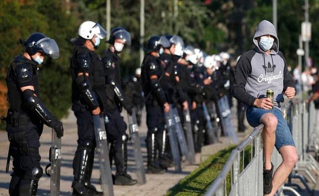 مواجهات بين الشرطة الصربية ومحتجين على حظر التجول