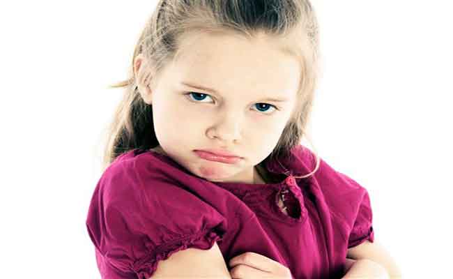 لماذا يرفض طفلك تنفيذ طلباتك ويتمرّد على القوانين المنزلية؟…