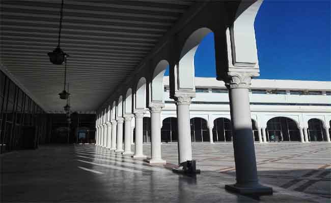 الوزير الأول عبد العزيز جراد يكرم وجوه فنية وثقافية جزائرية :الأيام الوطنية للباس الجزائري…