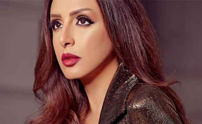 أنغام تختتم الموسم الصيفي ب”بحبك وبرتحلك”وتتألق باطلالة بيضاء أمام شاطئ البحر…