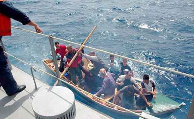 حرس السواحل يحبط هجرة غير شرعية لـ49 شخصا في عرض البحر بمستغانم