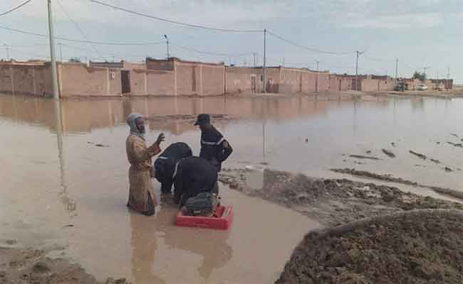 الحماية المدنية تنقذ 10 أشخاص علقوا بعد ارتفاع منسوب المياه و فيضان الأودية بتمنراست