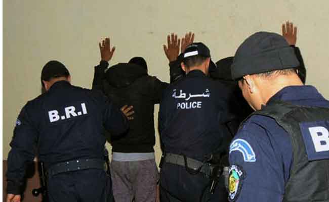 الإطاحة بعصابة مختصة في السرقة باستعمال الأسلحة البيضاء بسيدي بلعباس