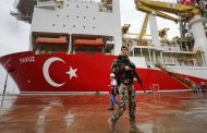 تركيا تهدد من يقترب من سفنها