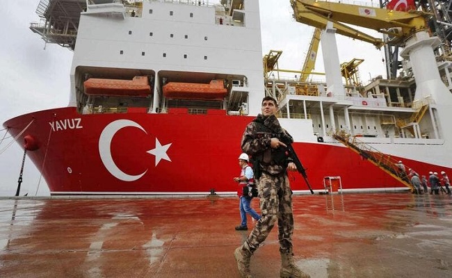 تركيا تهدد من يقترب من سفنها