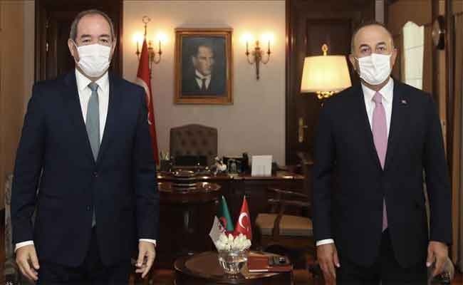 بوقادوم يجري محادثات في أنقرة مع نظيره التركي