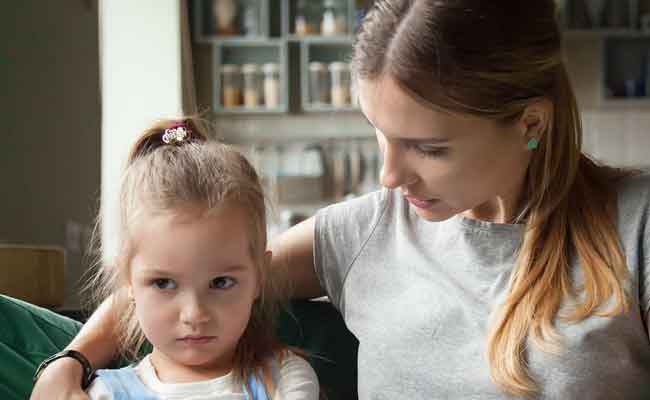 لماذا يُعتبر اعتذار الأهل من الطفل مهمّاً؟…