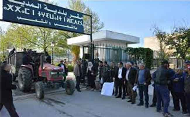 احتجاج تجار سوق حي باب الأقواس بالمدية للمطالبة بإعادة فتح السوق