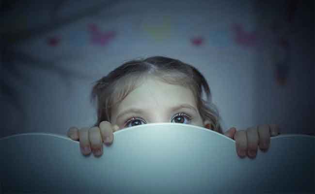 نصائح تساعدكم على التخفيف من مخاوف الظلام عند الأطفال