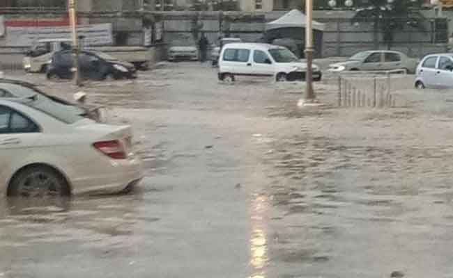 السيول تغمر عشرات المساكن و تعطل حركة مرور السيارات ببلدية انسيغة بخنشلة