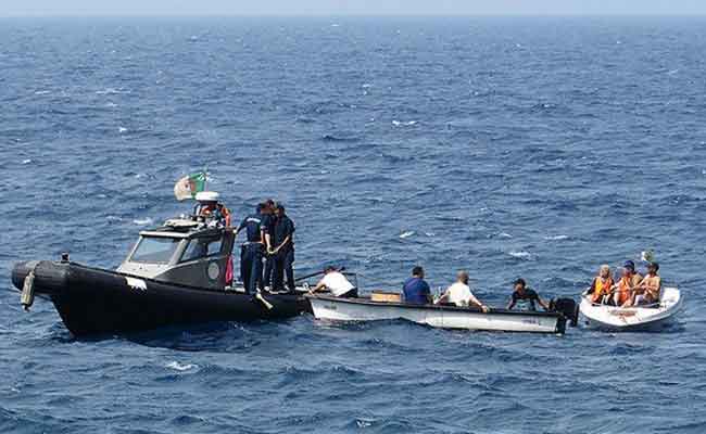 حرس السواحل يوقف 19 مرشحا للهجرة غير الشرعية بعرض البحر بوهران