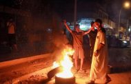 مظاهرين يحرقون مقر الحكومة الموازية بشرق ليبيا
