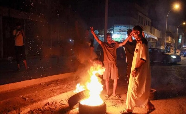 مظاهرين يحرقون مقر الحكومة الموازية بشرق ليبيا