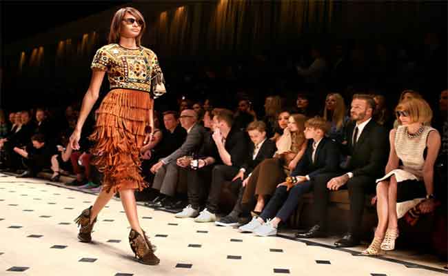 عارضة أزياء شهيرة مصابة بجنون العظمة و تتجول في شوارع ريو حافية القدمين…