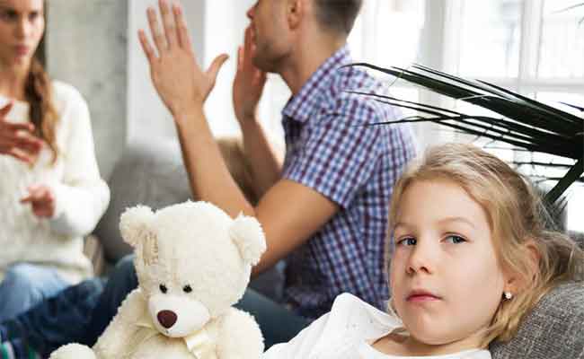 كيف يؤثر شجار الأهل على نفسية الطفل؟