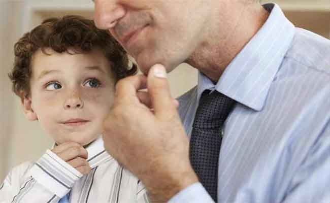 لماذا يقلّد الطفل تصرّفات أهله؟…