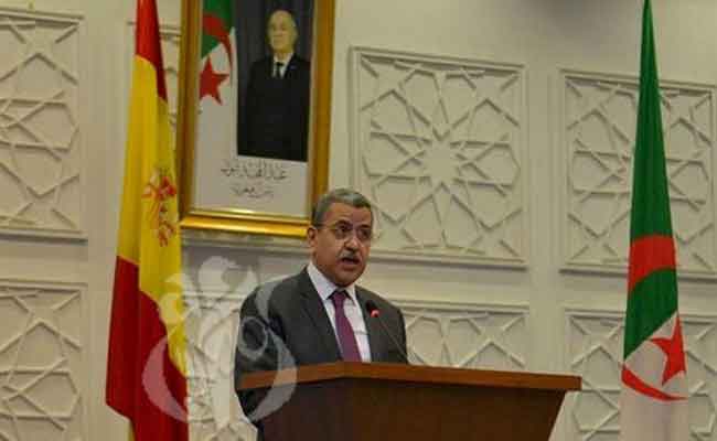 جراد : مشروع الدستور”يوسع من دور البرلمان والمعارضة بصفة معتبرة ويكرس الحريات الفردية والجماعية”