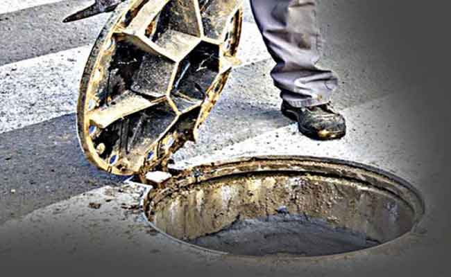 الإطاحة بعصابة إجرامية مختصة في سرقة أغطية البالوعات و حاويات القمامة بالعاصمة