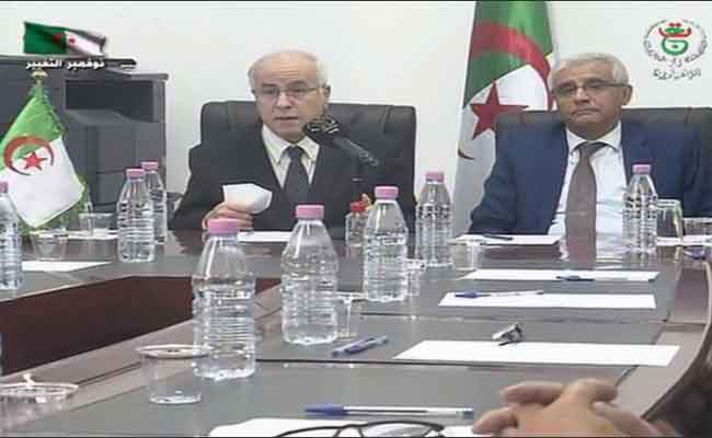 كريم يونس يعرب عن رغبته في “رؤية المواطن يتحمل دوره و يتوجه للتصويت على مشروع الدستور”