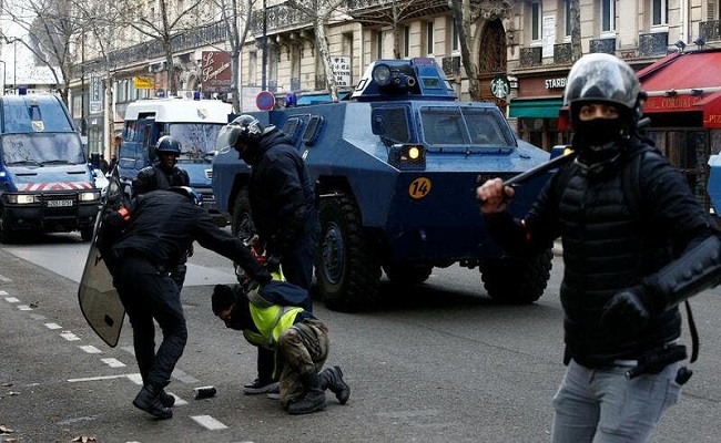 إصابة شرطيان بالرصاص في باريس وسرقة أسلحتهما