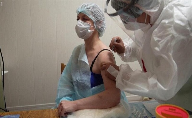 روسيا تبدأ عملية تطعيم مواطنيها ضد كورونا