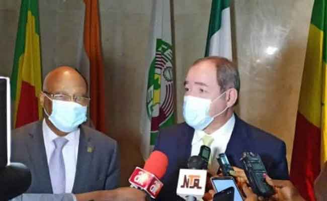 بوقدوم يجري مباحثات مع رئيس مفوضية “الإيكواس” جان كلود كاسي برو بأبوجا…