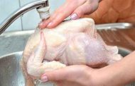 غسل الدجاج يُعرّض حياتك للخطر...فهذا ما يجب فعله...