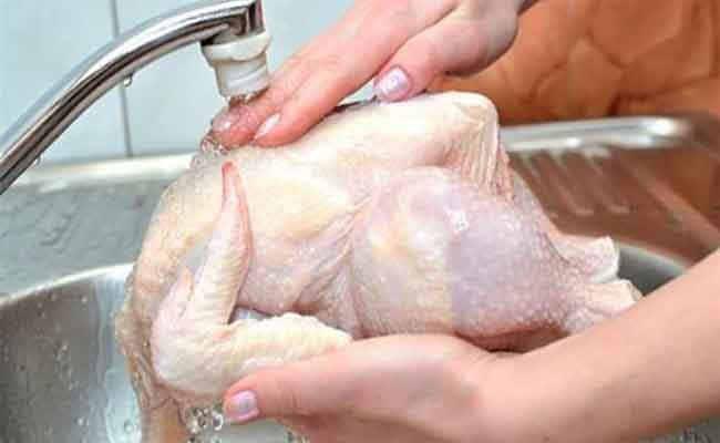 غسل الدجاج يُعرّض حياتك للخطر…فهذا ما يجب فعله…
