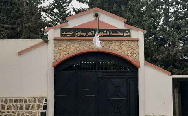 امتناع أساتذة متوسطة لعرباوي الحبيب بغليزان عن التدريس مطالبين بتدخل مدير التربية