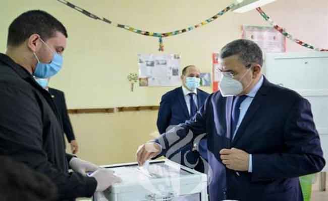 جراد يؤدي واجبه الانتخابي حول تعديل الدستور من العاصمة