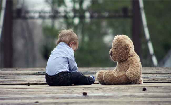 كيف يمكن أن تتعاملوا مع طفلكم اذا كان يتكلّم مع صديق وهميّ؟…