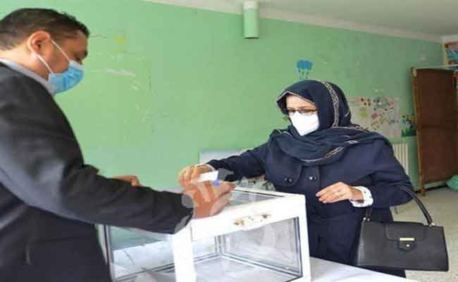 رئيس الجمهورية تبون يؤدي واجبه الانتخابي في الاستفتاء  الدستوري بالوكالة