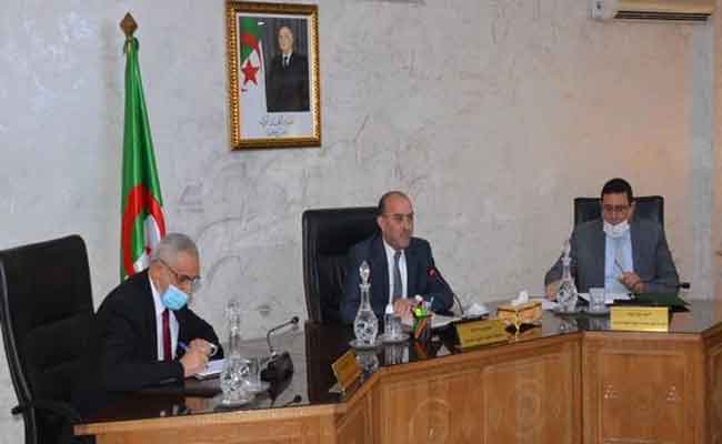 وزير الداخلية يدعو الولاة إلى اتخاذ إجراءات “عاجلة وأكثر صرامة” للحد من انتشار وباء كورونا