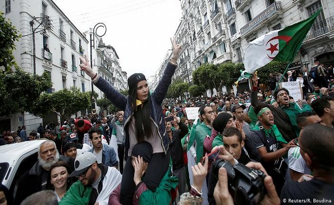 على الشعب الجزائري العودة للمظاهرات بقوة لإيقاظ الجنرال شنقريحة من أحلام العظمة والقوة