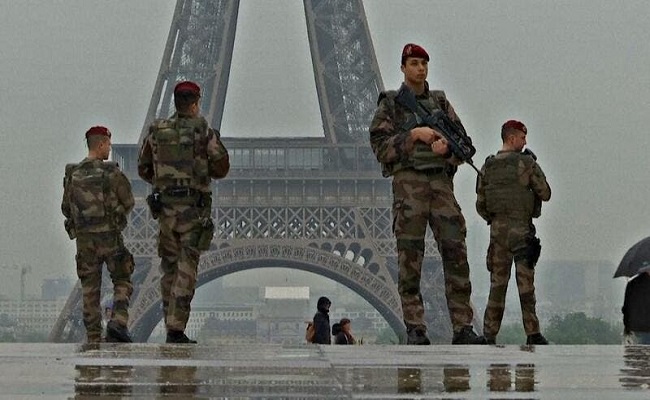 اعتقال رجل مسلح بساطور في فرنسا