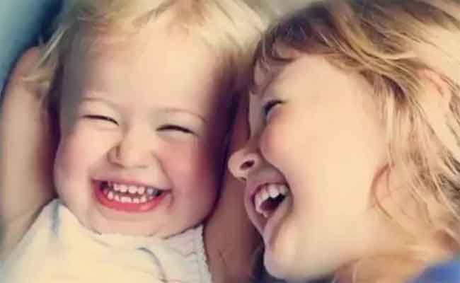 تعرّفي على أسباب ضحك رضيعكِ وأهميّته…