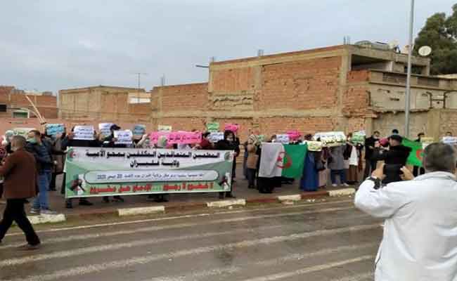 احتجاج المكلفين بمحو الأمية بغليزان للمطالبة بإدماجهم في العمل