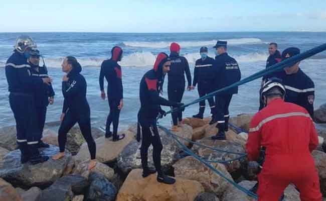 الحماية المدنية تنتشل جثة البحار الثالث المفقود إثر غرق قارب صيد بالصابلات