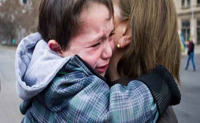 مخاوف الطفل عديدة…كيف تساعدونه على التغلّب عليها؟