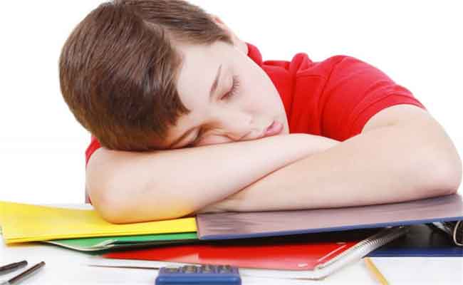 الى جانب التأثير على نموّه…كيف يمكن ان يؤثر السهر على صحة طفلكم؟