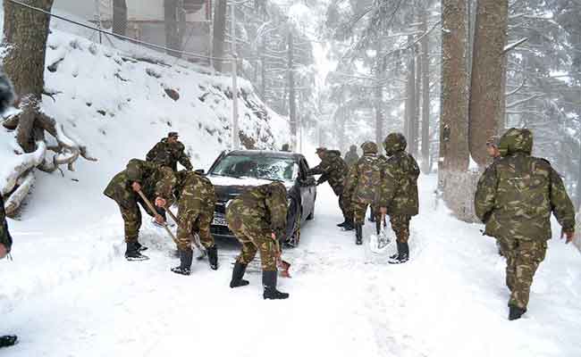 تدخل الجيش لفك العزلة عن المناطق التي شهدت تساقط الثلوج