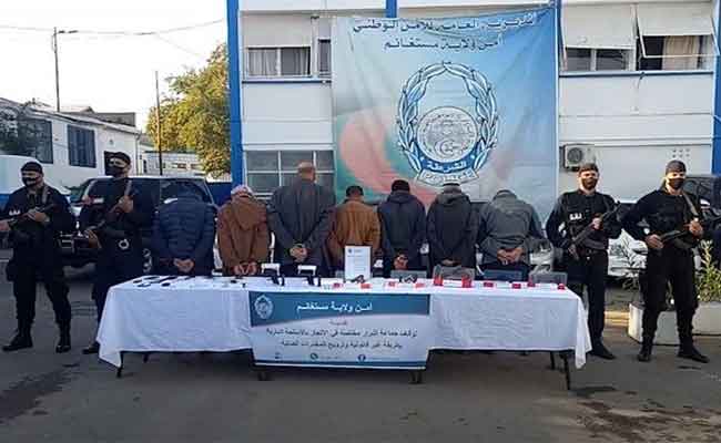 أمن مستغانم يفكك شبكة تتاجر بالأسلحة النارية والذخيرة و يسترجع 7 مسدسات نصف آلية