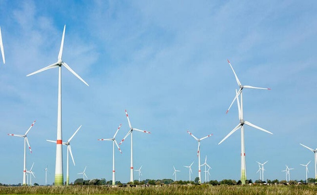 طاقة الرياح تزود بريطانيا بأكثر من نصف حاجتها للكهرباء...
