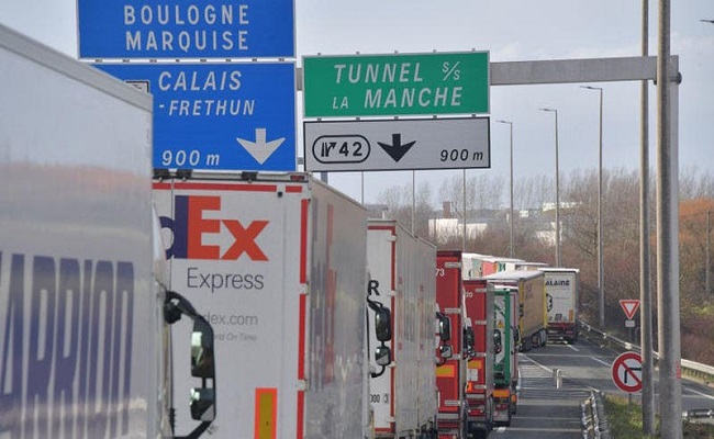 بسبب كورونا 10 آلاف شاحنة عالقة على الحدود بين فرنسا وبريطانيا