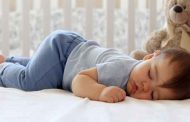 نوم الطفل على بطنه لوقتٍ قصير يفيده كثيراً...اليكِ السبب!